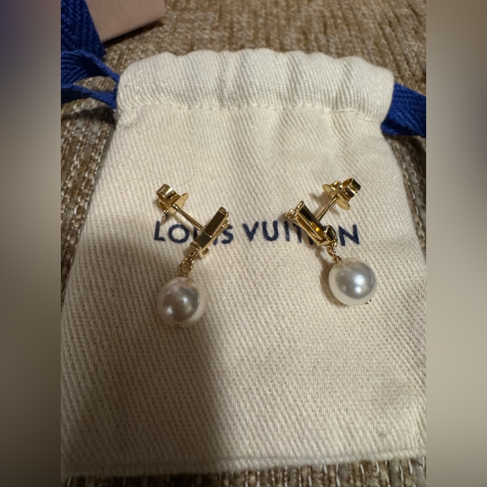 ⭐️SALE!!⭐️❤️ NEW LV LOUIS VUITTON ICONIC LOUISA PEARL EARRINGS COMPLETE SET ❤️ - Picture 4 of 9
